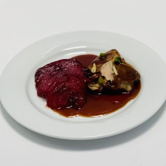 FOIE GRAS POÊLÉ, POIRE TEINTÉE D'UN ROUGE DELICAT  A LA FLEUR D'HIBISCUS