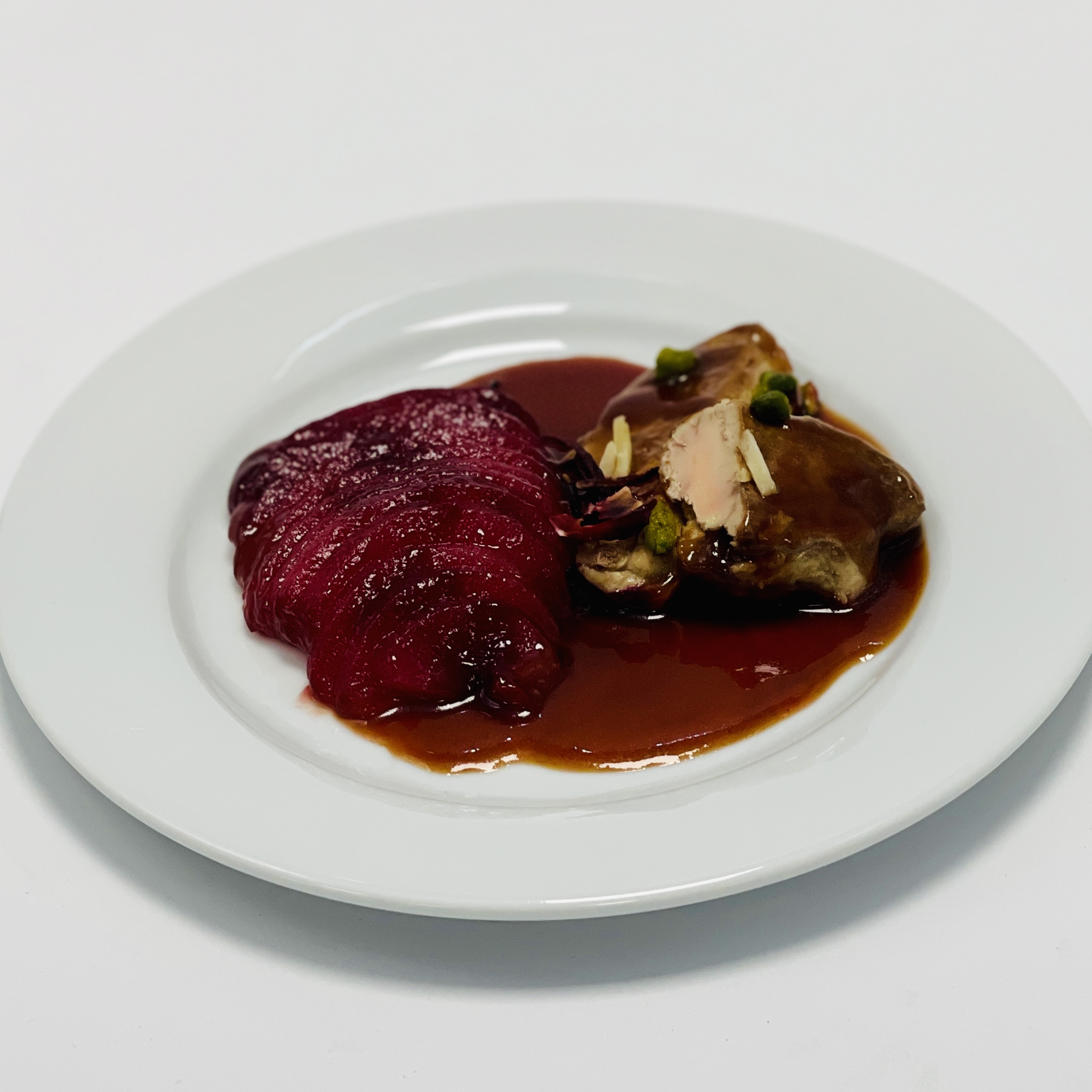 FOIE GRAS POÊLÉ, POIRE TEINTÉE D'UN ROUGE DELICAT A LA FLEUR D'HIBISCUS
