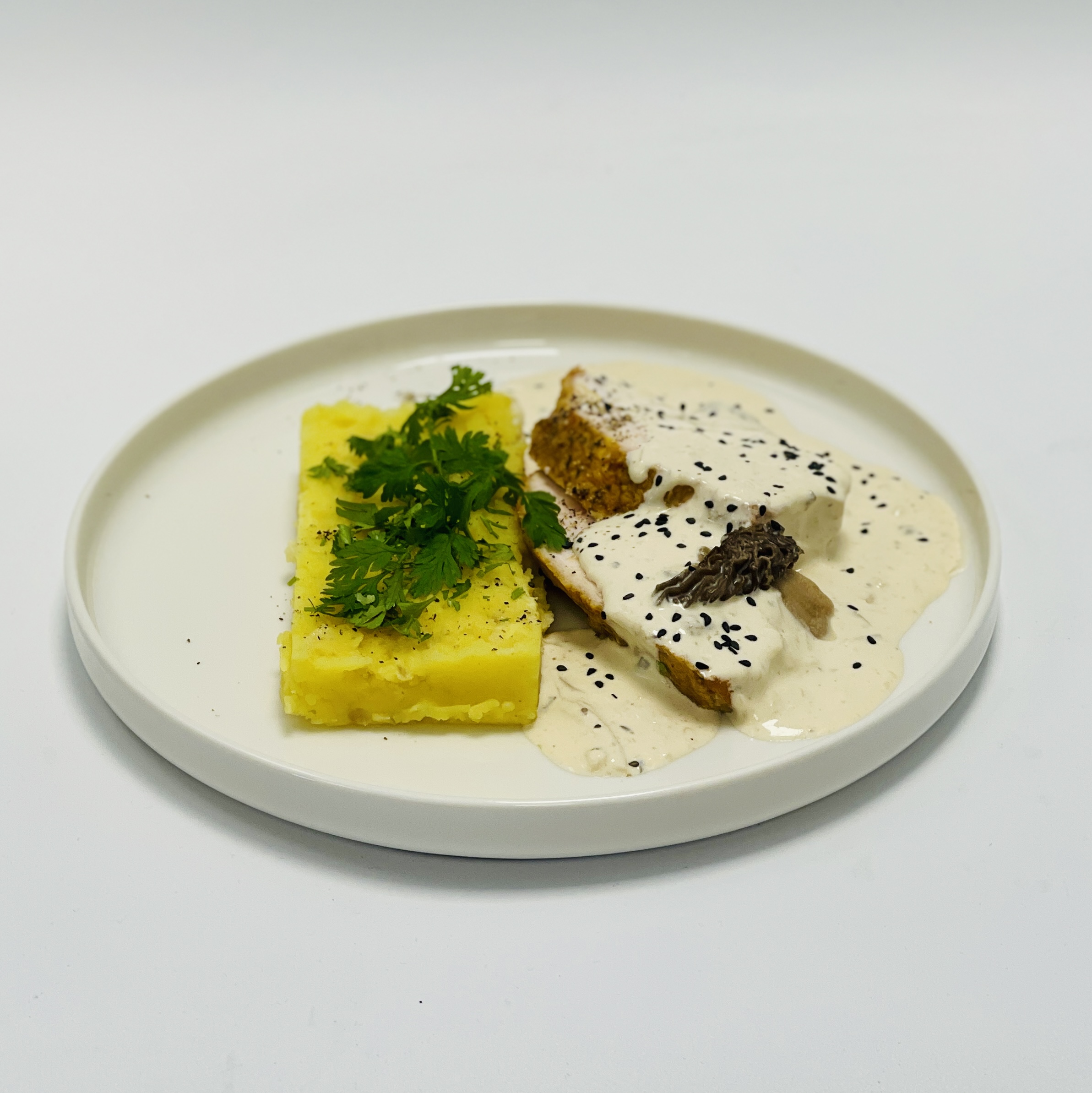 CHAPON AU VIN JAUNE ET MORILLES ECRASE DE POMMES DE TERRE