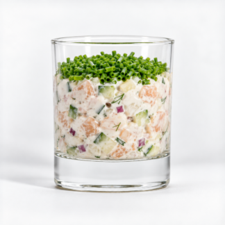 VERRE DE TARTARE DE SAUMON, TAPIS DE CIBOULETTE